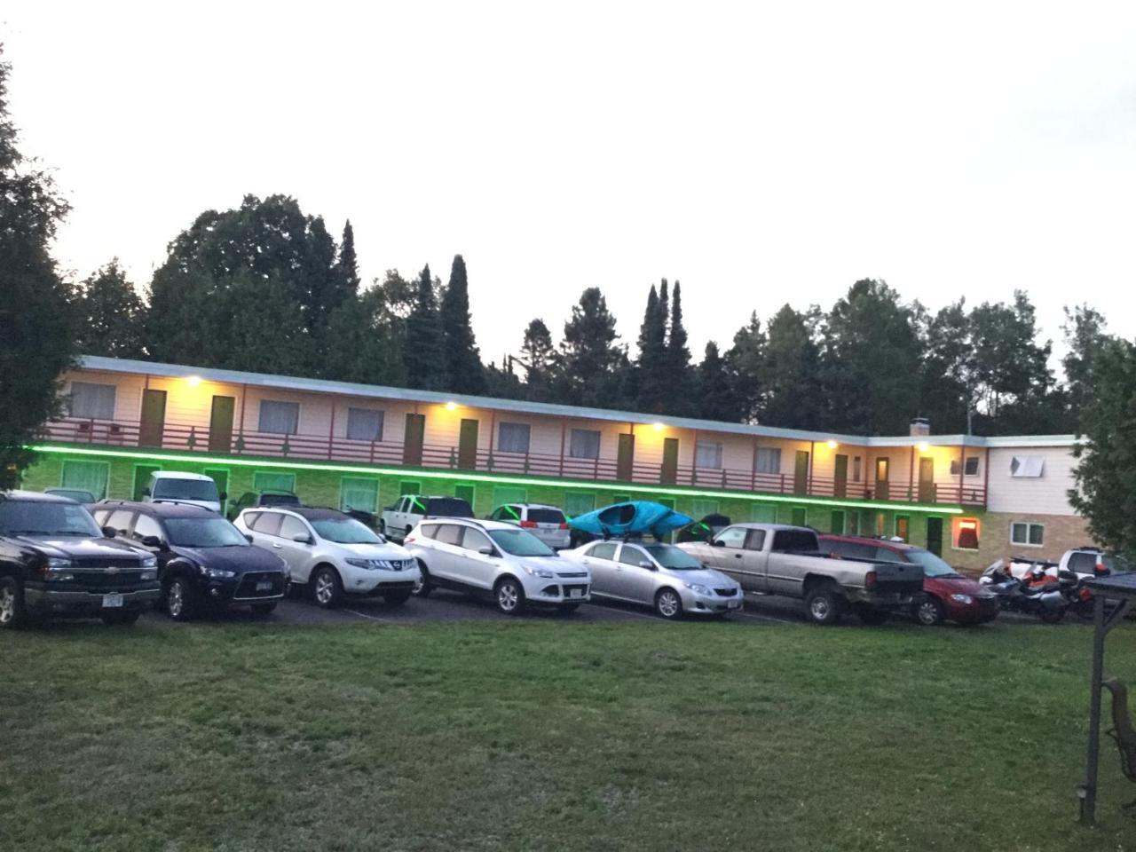 Cedars Motel Ironwood Exteriér fotografie
