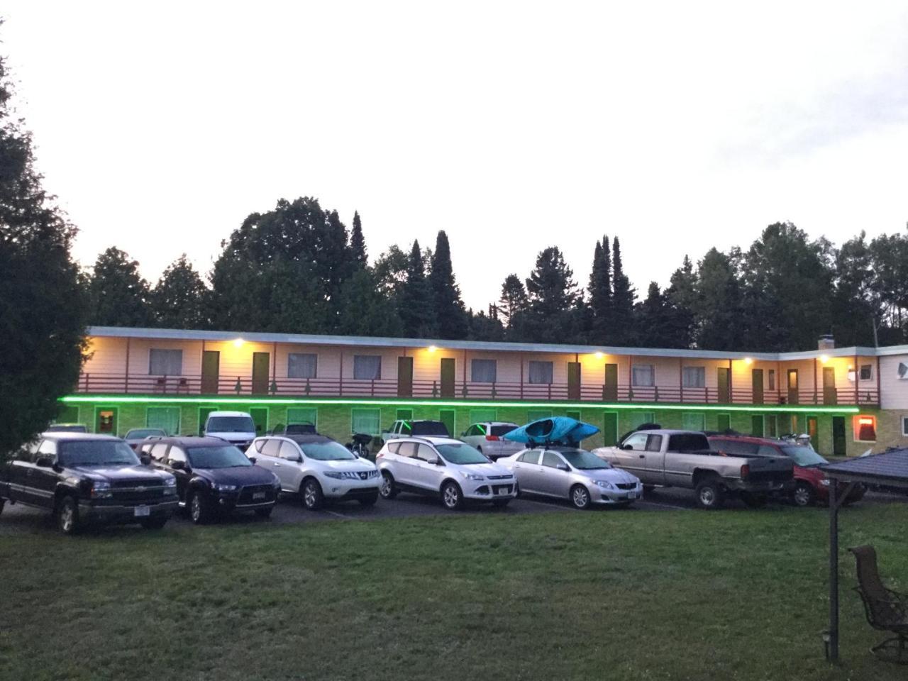 Cedars Motel Ironwood Exteriér fotografie
