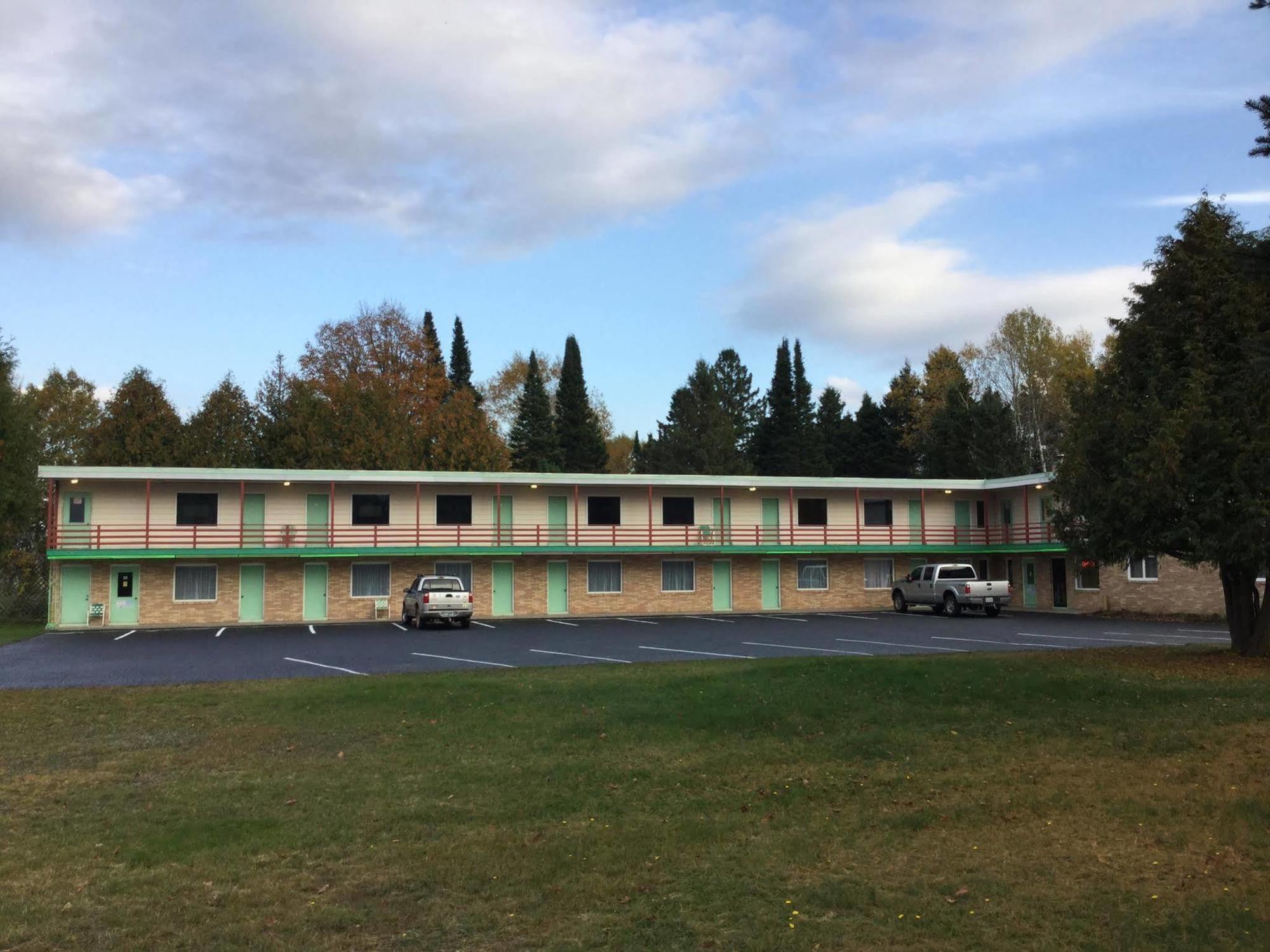 Cedars Motel Ironwood Exteriér fotografie