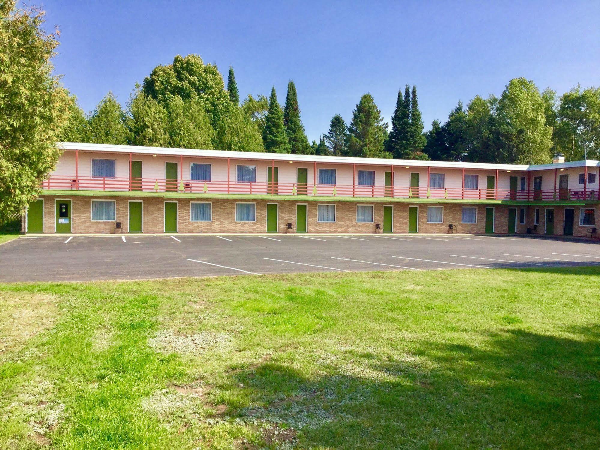 Cedars Motel Ironwood Exteriér fotografie