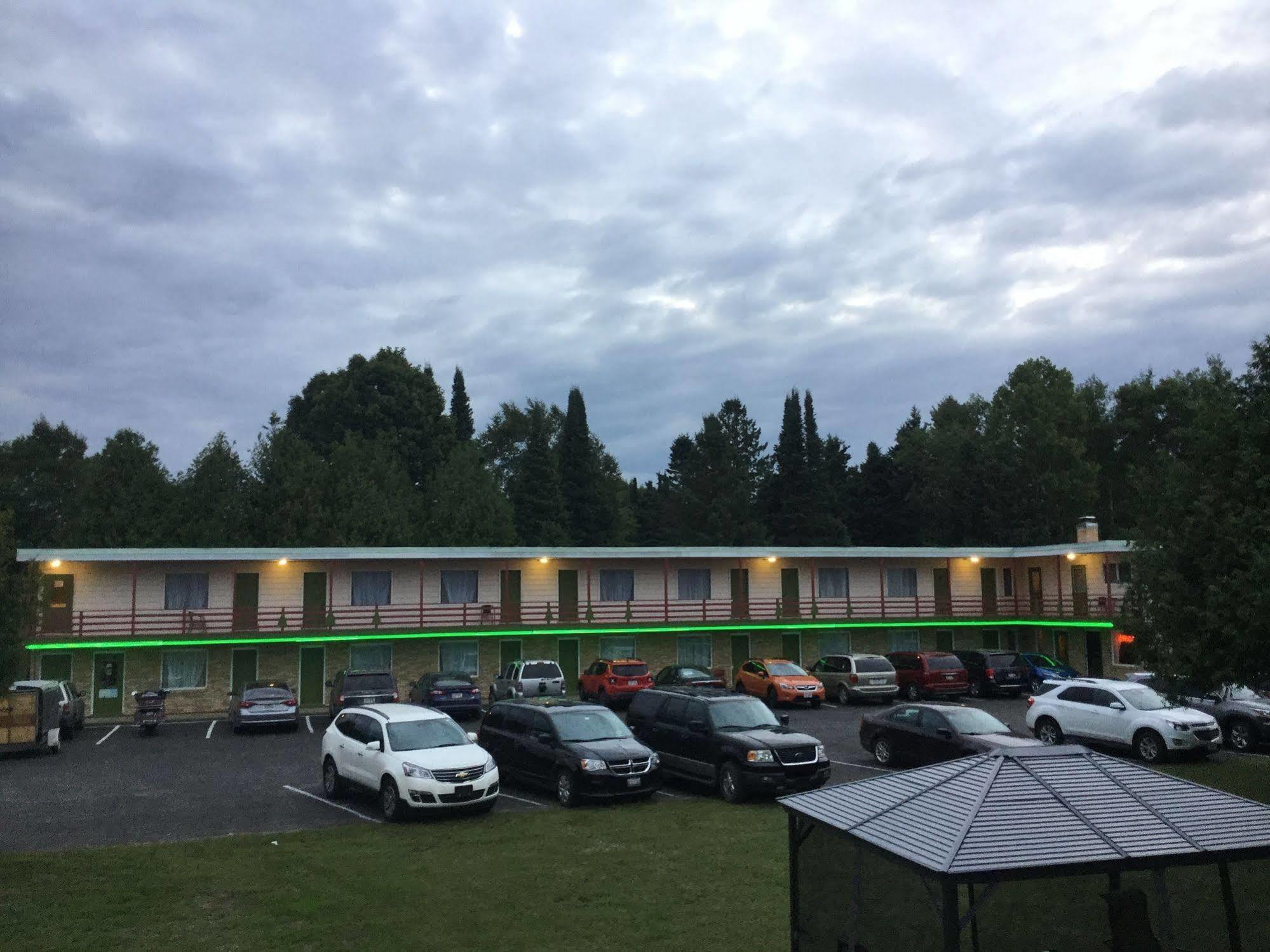 Cedars Motel Ironwood Exteriér fotografie